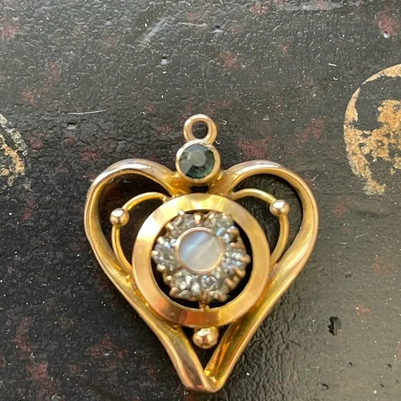 Elegant Antique Gold Heart Pendant with Gemstone - Picture 1 of 7